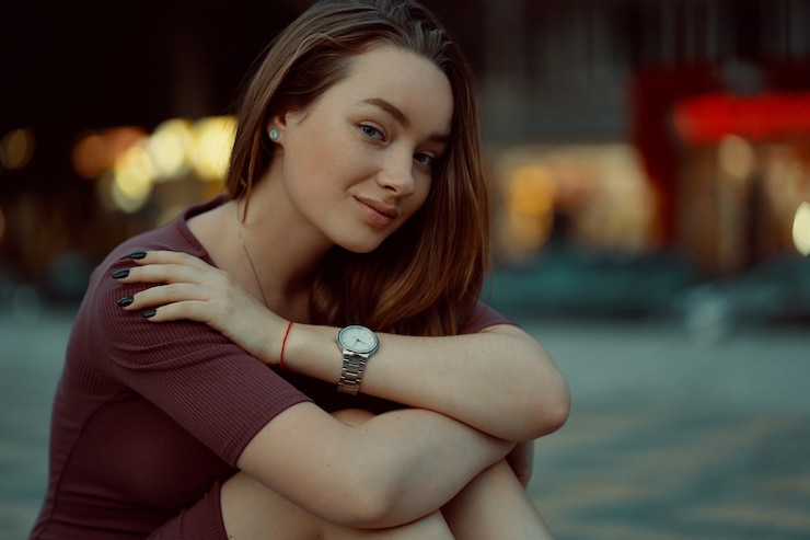 Бесплатный Фотография красивая одинокая девушка мечтает и думает