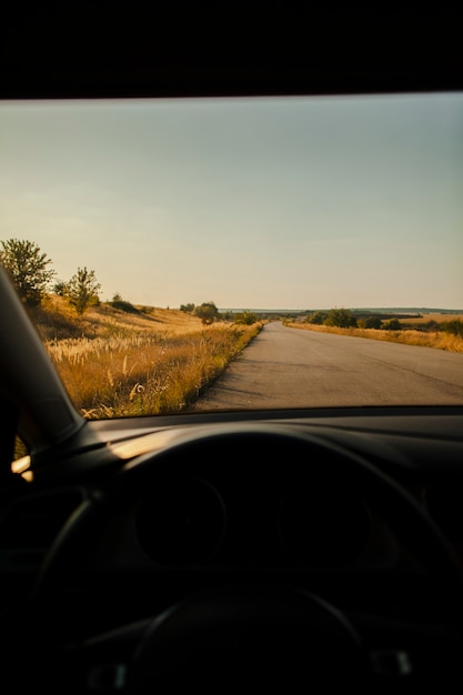 Красивый одинокий вид на дорогу с места водителя