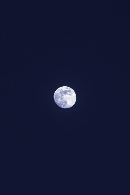 濃い青空に美しい孤独な白い月