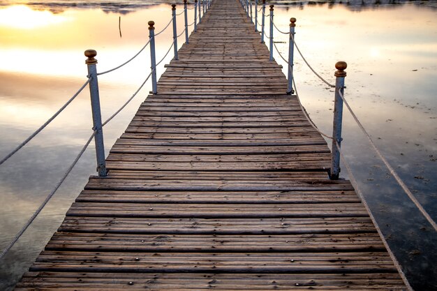美しい長い木製の桟橋がクローズアップ。