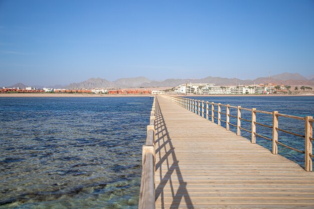 海と山に囲まれた美しい長い木製の桟橋。