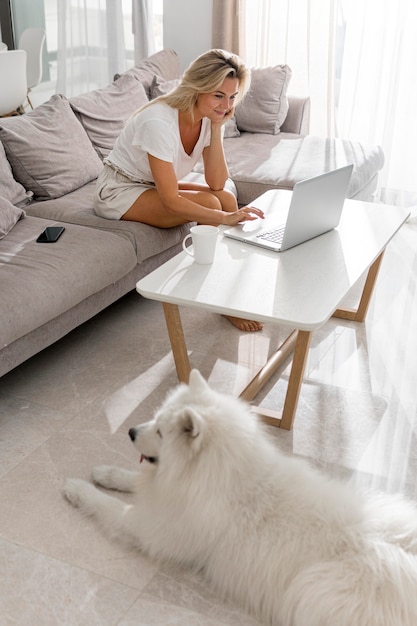 Foto gratuita cane e donna belli e adorabili