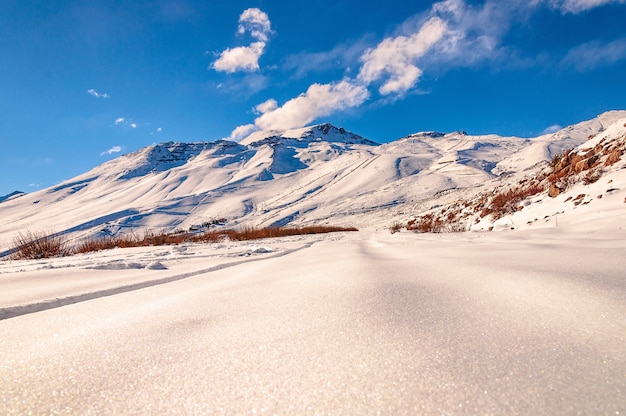 アンデス山脈の雪に覆われた息を呑むような山岳風景の美しいローアングルショット