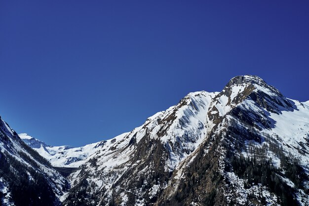 雪とピークと背景の空を覆う山の美しいローアングルショット