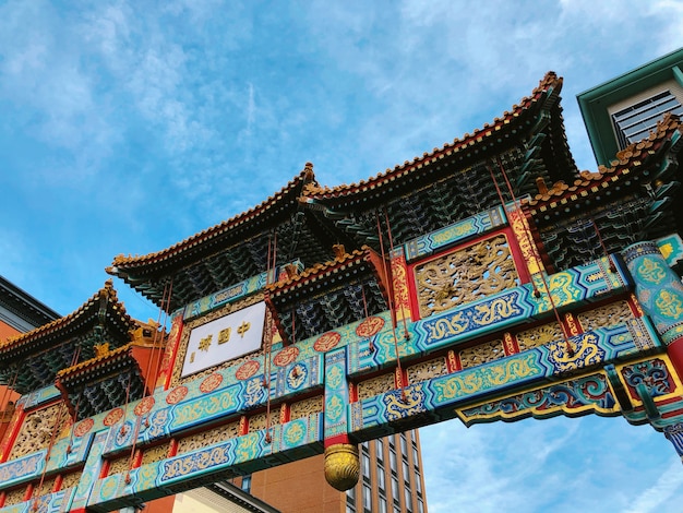 Бесплатное фото Красивый низкий угол выстрела из чирка и красные ворота храма в китайском квартале gallery place
