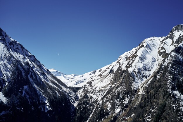 雪山と空の美しいローアングルショット