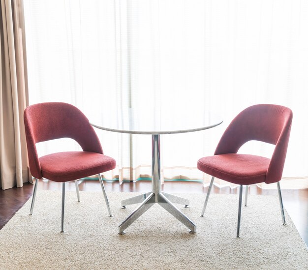 Красивый роскошный стул и украшение стола в гостиной интерьера для фона