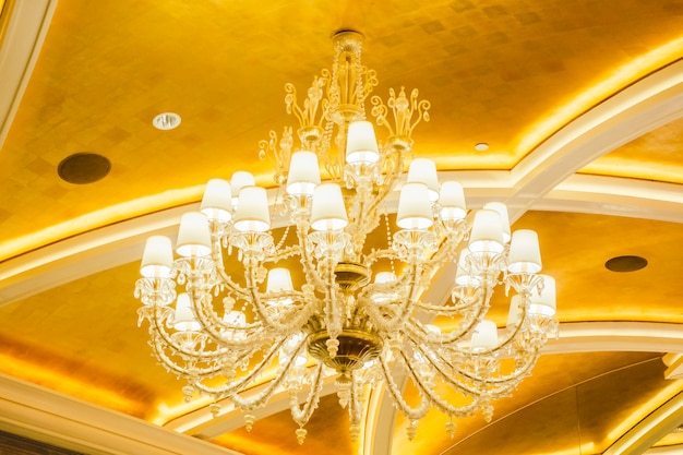 Free photo beautiful luxury chandelier decoration interior