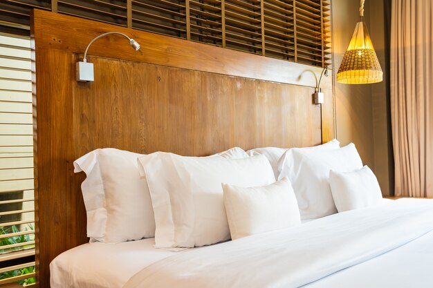 Красивая роскошная удобная белая подушка на кровать и одеяло в спальне