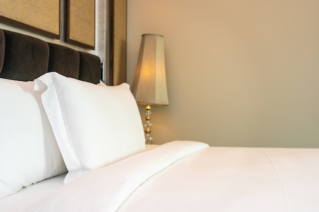 침실의 아름다운 고급스러운 편안한 흰색 베개와 담요 장식 인테리어