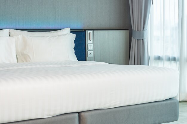 침실의 아름다운 고급스러운 편안한 흰색 베개와 담요 장식 인테리어