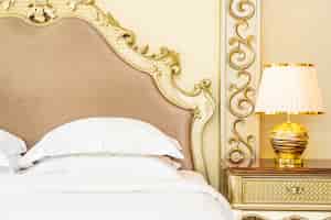 Бесплатное фото Красивая роскошная удобная белая подушка на кровати в спальне