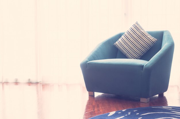 Красивая роскошная подушка на диван в интерьере гостиной - Vintage Light Filter