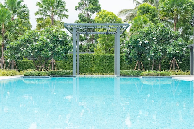 Free photo beautiful luxury swimming pool with palm tree