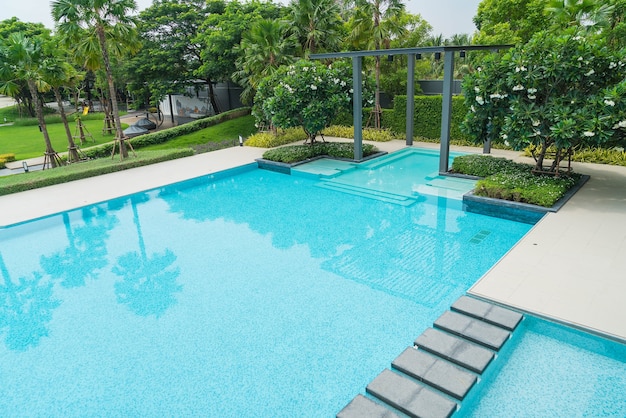 Красивый роскошный бассейн с пальмой