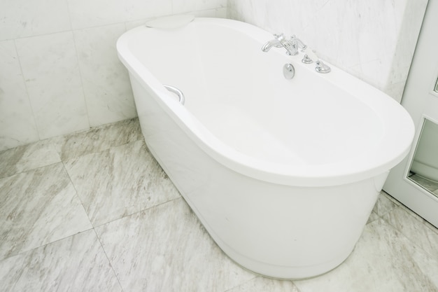 Красивая роскошная белая ванна в интерьере ванной комнаты