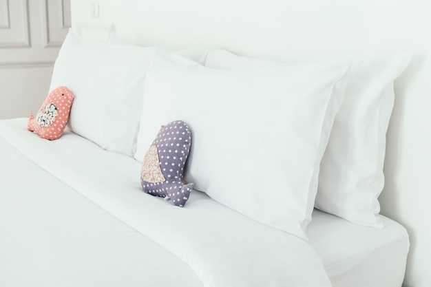 Foto gratuita bellissimo cuscino bianco di lusso sul letto