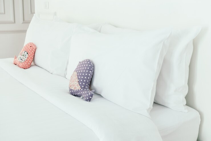 Free Photo beautiful luxury white pillow on bed
