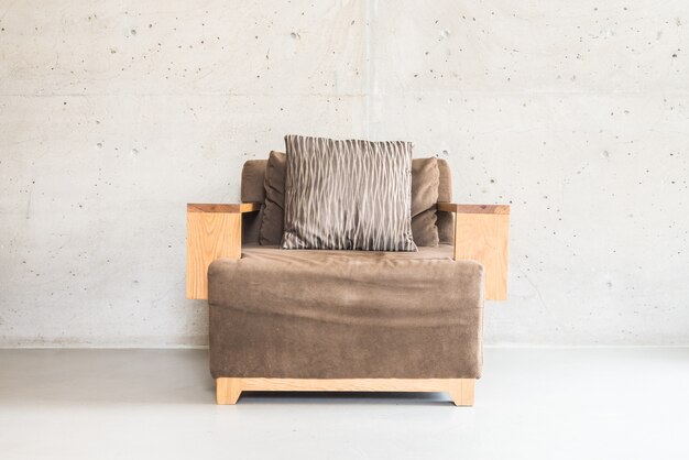 Красивый роскошный деревянный диван