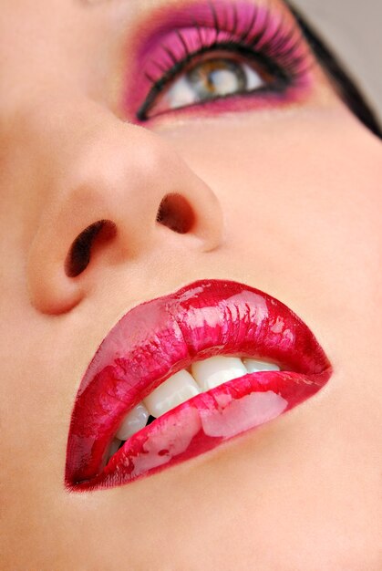 Красивый макияж и яркая окраска губ