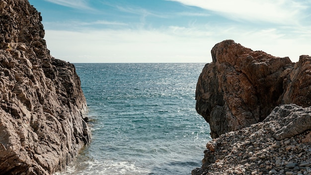 Foto gratuita bella vista marina in riva al mare