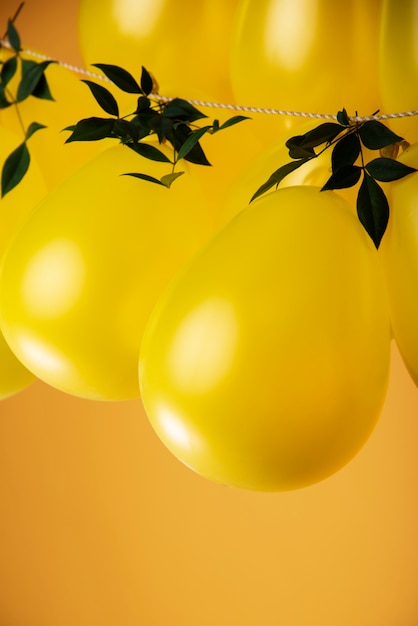 Free photo beautiful metallic balloons with flowers