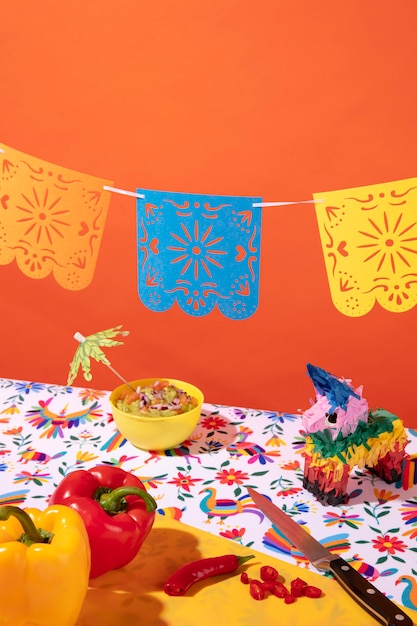 Foto gratuita bella decorazione per feste messicane con cibo