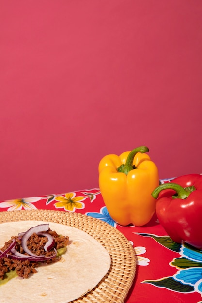 食べ物と美しいメキシコのパーティデコレーション