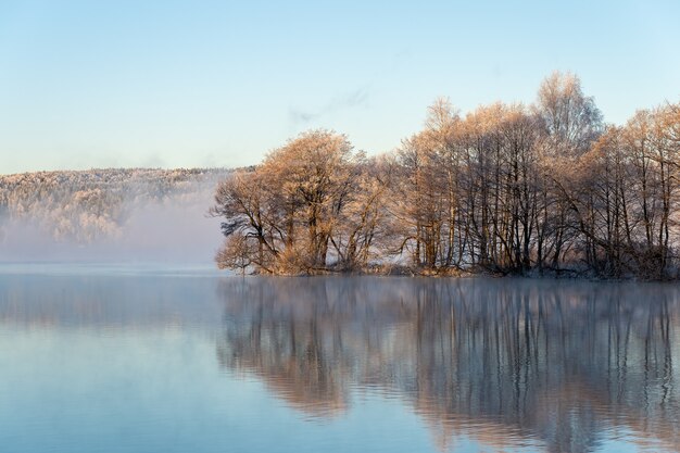Красивое туманное утро на рассвете, на озере.