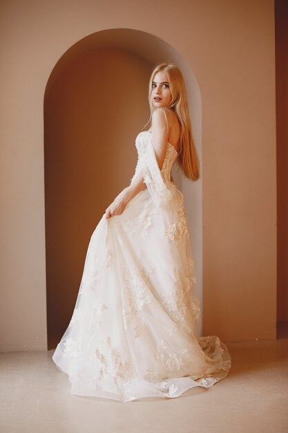 결혼 레이스 드레스에 신부 메이크업과 헤어 스타일을 가진 아름다운 모델.