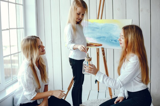 Красивая мама и дочь рисуют