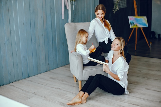 Bella mamma e figlia stanno disegnando