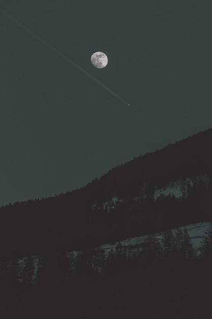 暗い空の美しい月