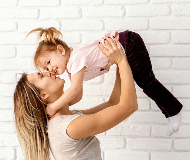 Bella madre che gioca con sua figlia a casa