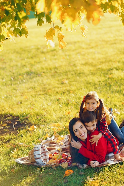 Bella madre con bambini piccoli