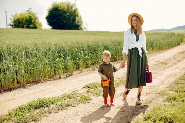 夏の畑で幼い息子と美しい母