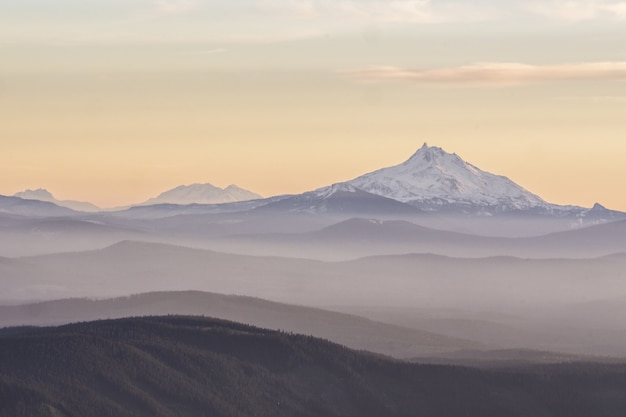 オレゴン州の背景に夕日と美しいジェファーソン山