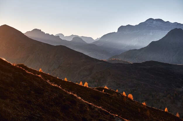 красивые горные плато и вершины с солнечным светом, освещающим во время заката