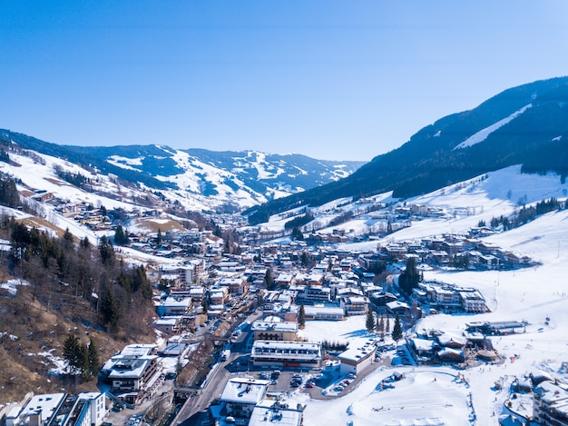 オーストリアのアルプスの雪に覆われた美しい山間の村