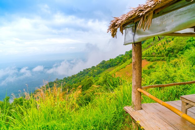 青空の風景と美しい山。