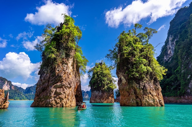 Красивые горы в плотине Ratchaprapha в национальном парке Khao Sok, провинция Сураттани, Таиланд.