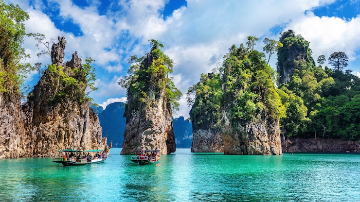 Free Photo beautiful mountains in ratchaprapha dam at khao sok national park, surat thani province, thailand.