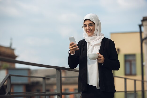Красивая мусульманская успешная бизнесвумен портрет уверенно счастливый генеральный директор