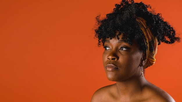 Foto gratuita bella giovane donna afroamericana nuda su sfondo colorato