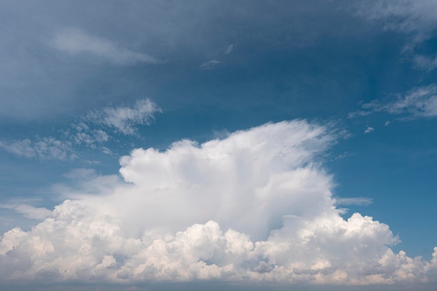 日光の下で空に美しい自然の雲