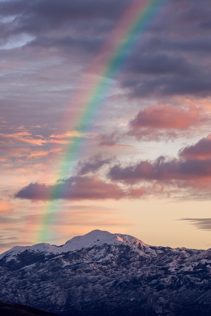 Bellissimo paesaggio naturale con arcobaleno