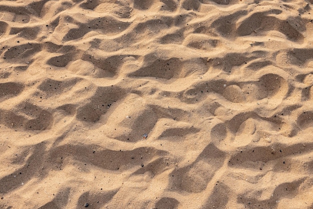 Красивый природный песок на фоне пляжа на закате