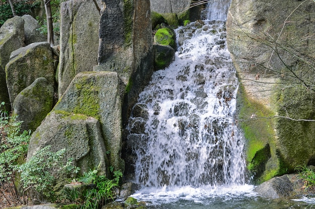Красивый природный водопад
