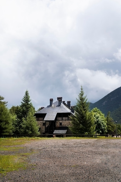 Дом с серой крышей фото