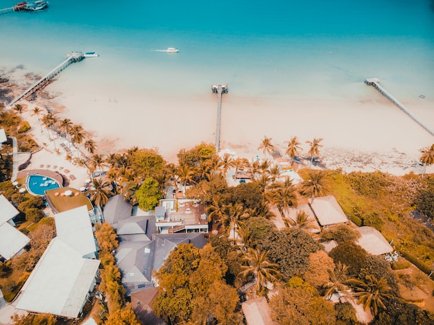 Spiaggia e mare tropicali della bella natura